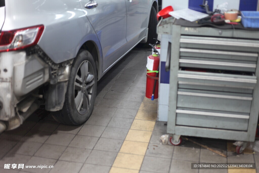 汽车维修场景中的工具与车辆