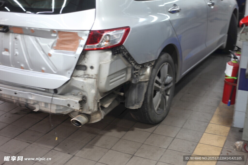 银色轿车后部碰撞受损