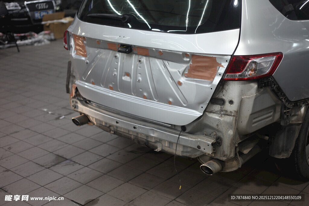 车尾严重受损的事故车辆