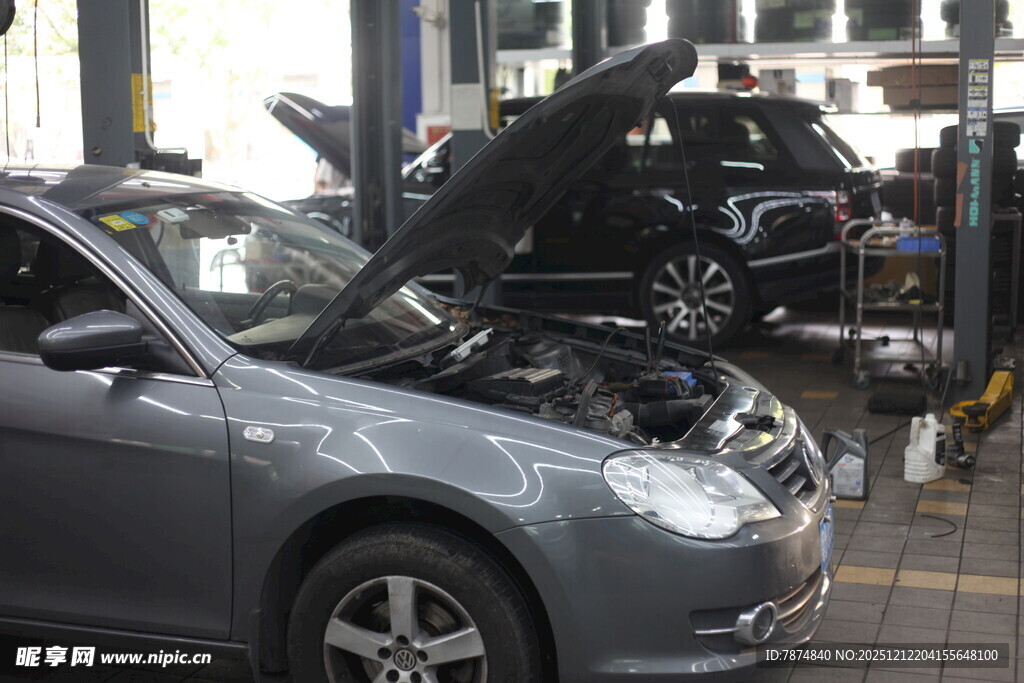 汽车维修车间内的车辆