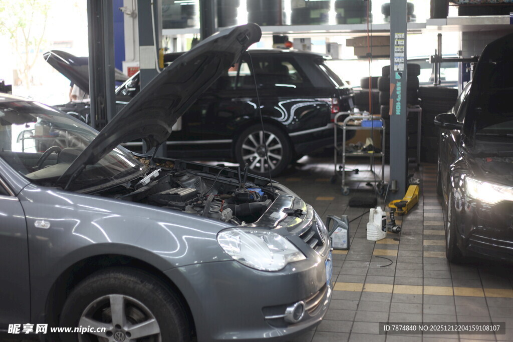 汽车维修车间内车辆检修