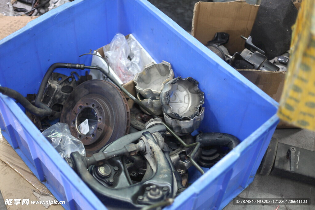 蓝色箱内的废旧机械零件