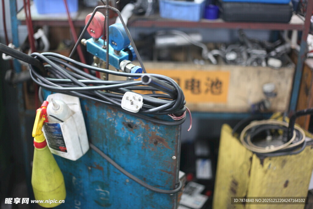 工业气瓶与杂乱管线