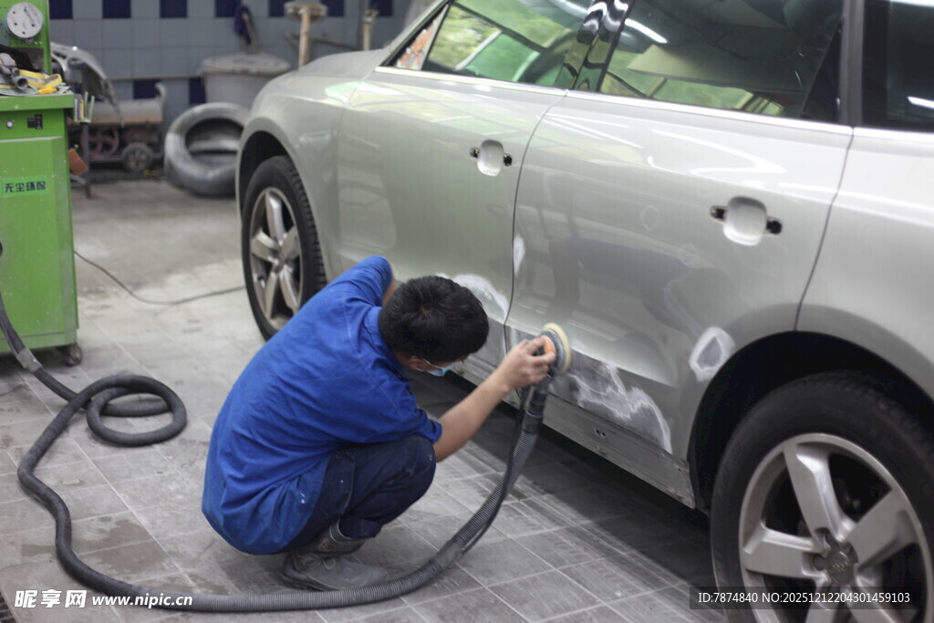 工人专注进行汽车维修