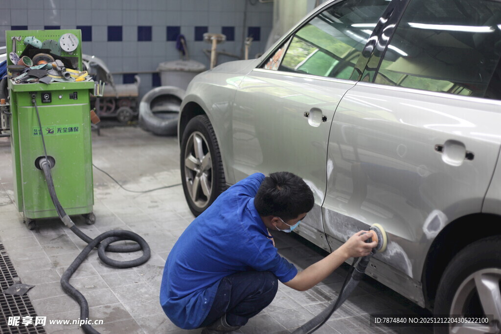 工人专注维修银色汽车