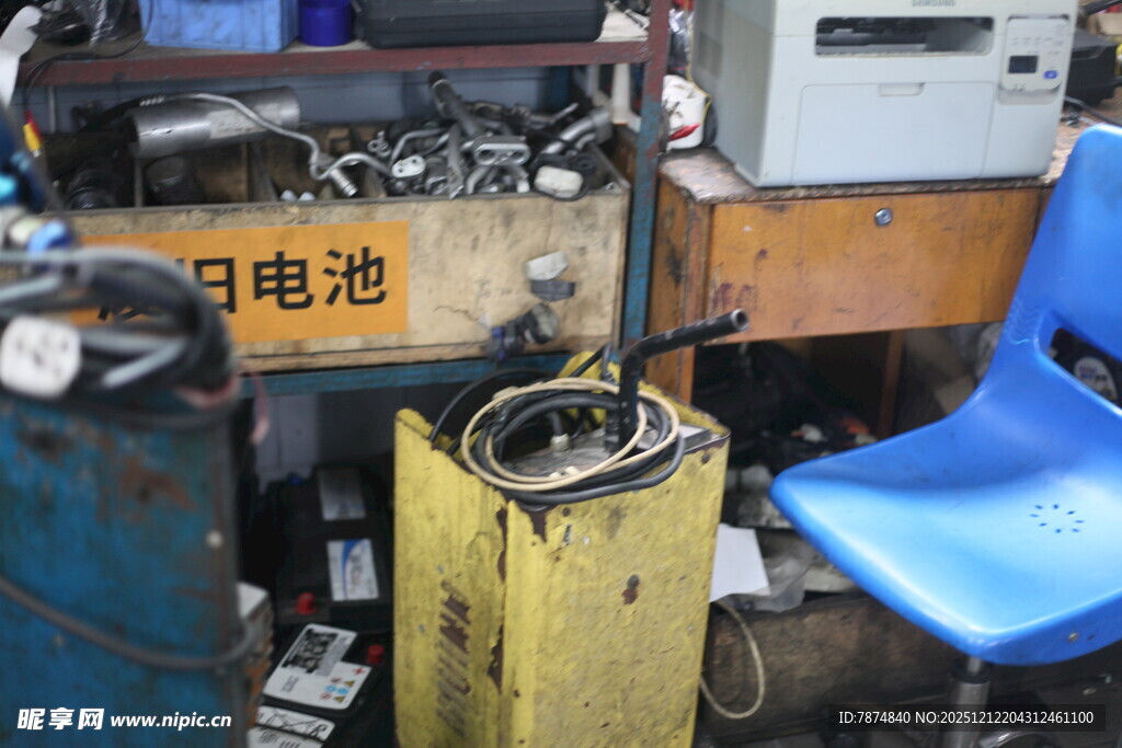 老旧维修设备与蓝色座椅