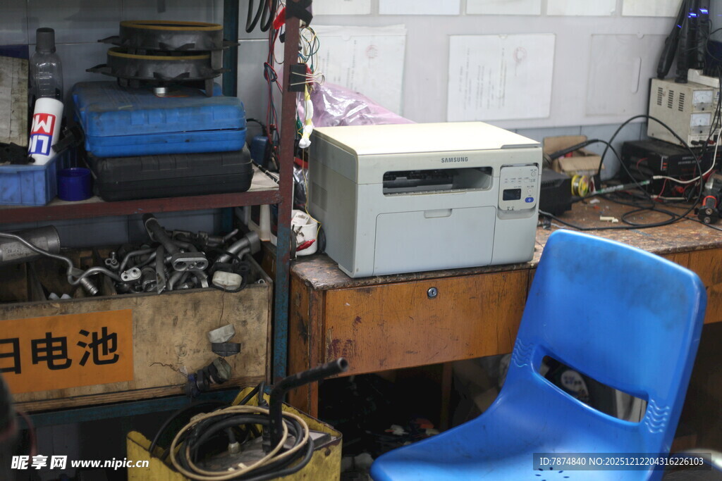 室内老旧电器与蓝色座椅