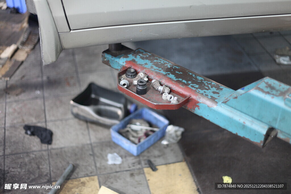 车内散落的工具与零件