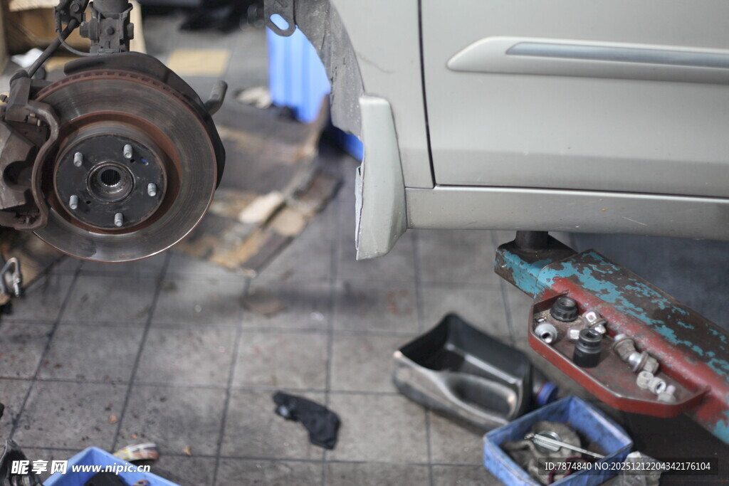 汽车刹车维修现场