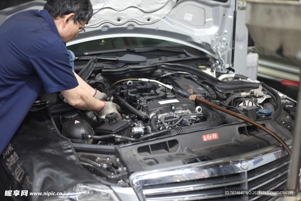 汽修工专注检修汽车发动机