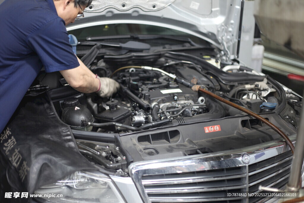 技师检修汽车发动机
