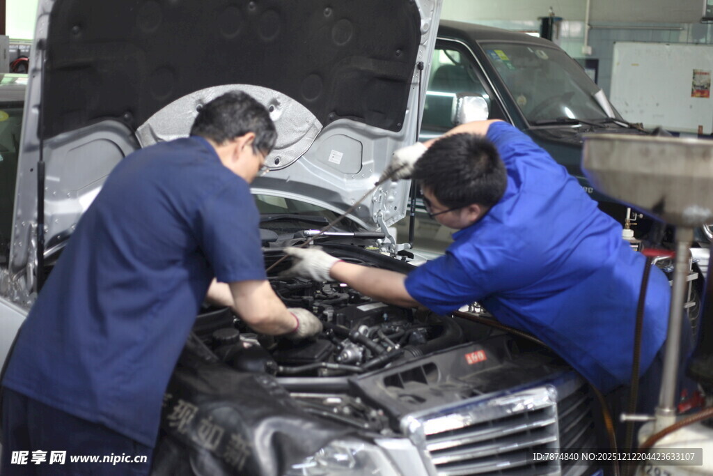 汽修工人专注检修汽车