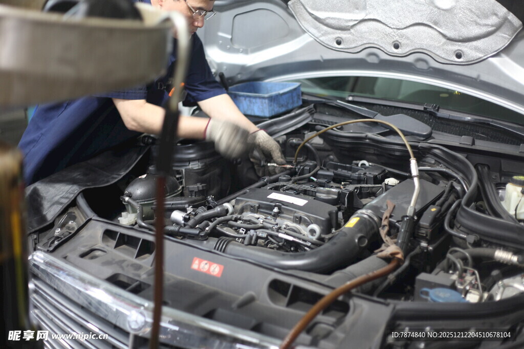 汽车维修技工检修发动机