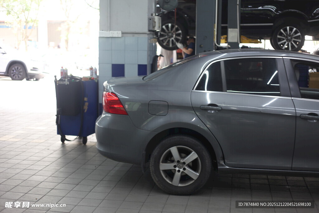 汽车在维修车间进行检修