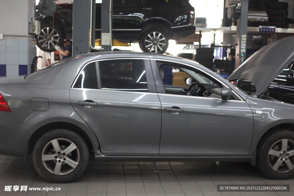 汽车维修场景中的灰色轿车