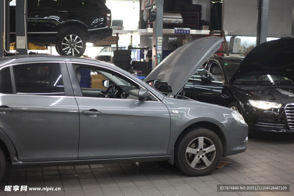 汽车维修车间内的检修车辆