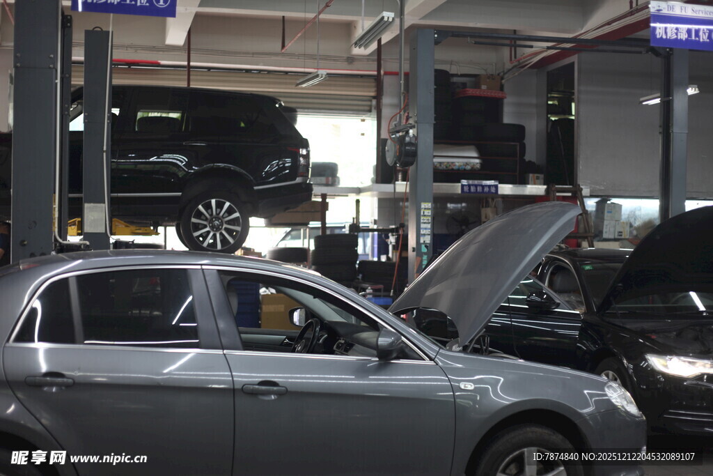 汽车维修车间内的忙碌场景