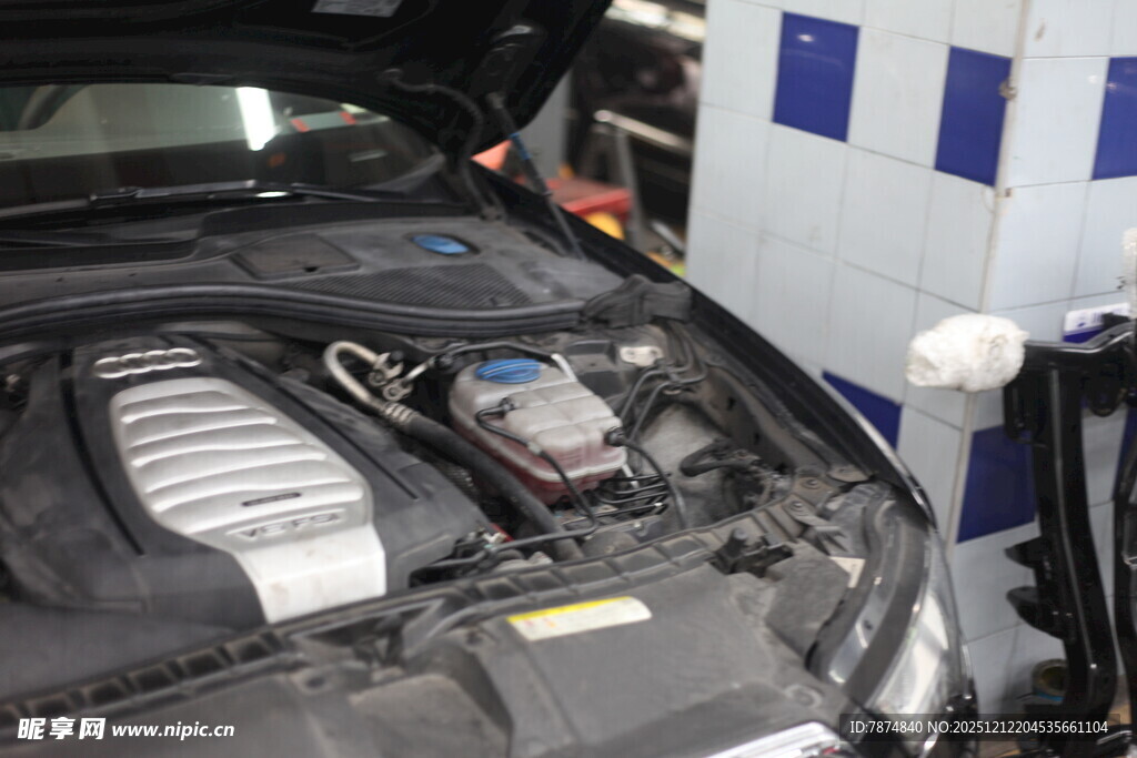 汽车发动机舱细节展示