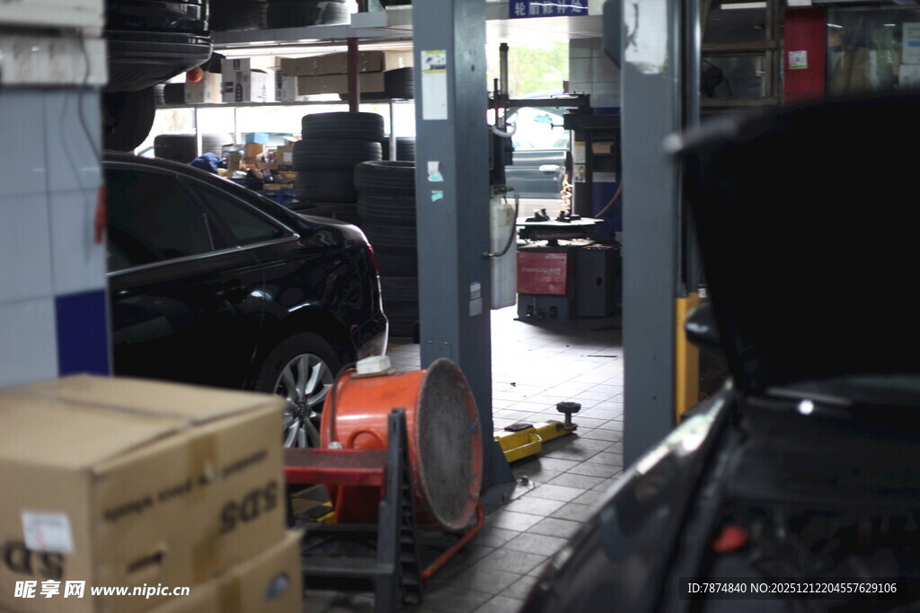 仓库内的叉车与货物