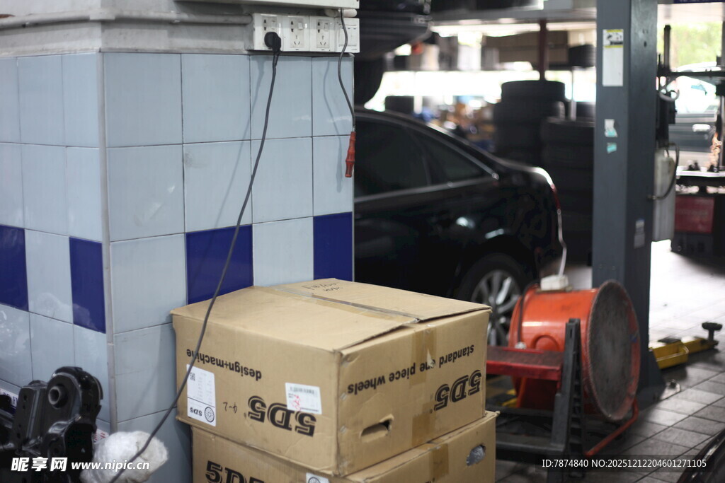 仓库内堆放的纸箱及设备