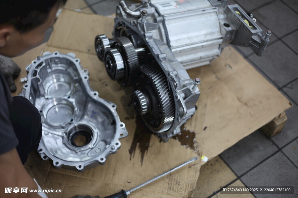 工人维修金属机械部件