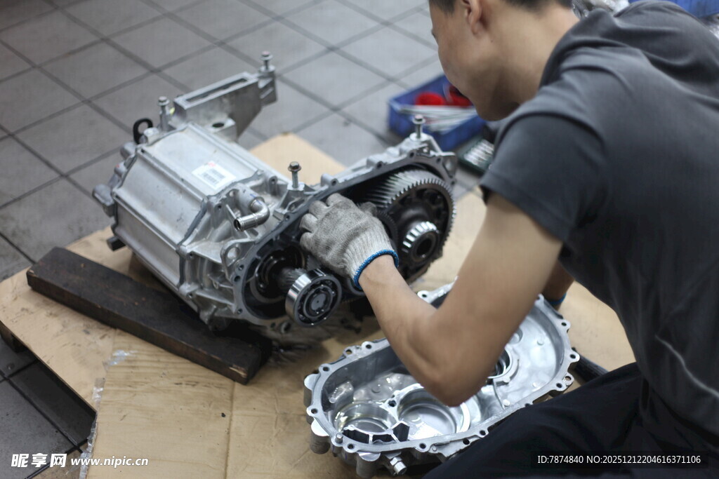 工人专注维修汽车变速箱