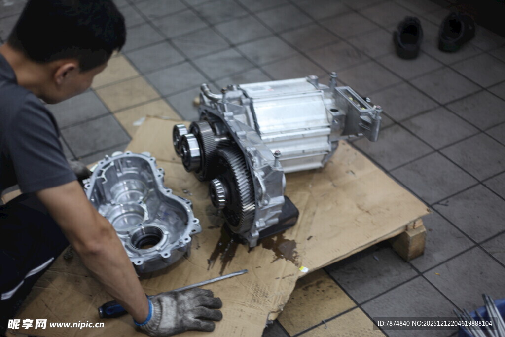 工人维修拆解汽车变速器