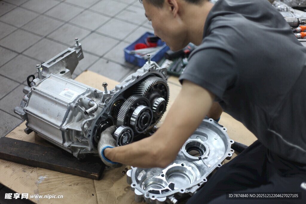 工人专注维修汽车变速器
