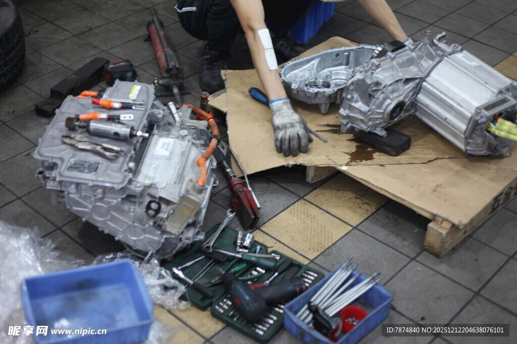 工人维修拆解发动机部件