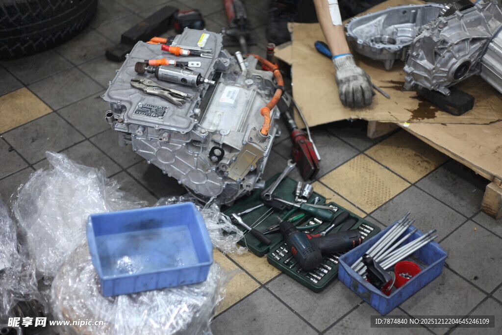 杂乱堆放的各类零件工具