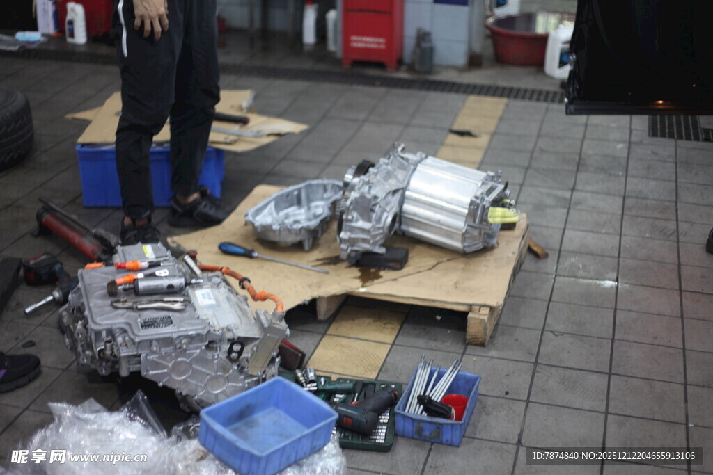 地上杂乱堆放的机械零件