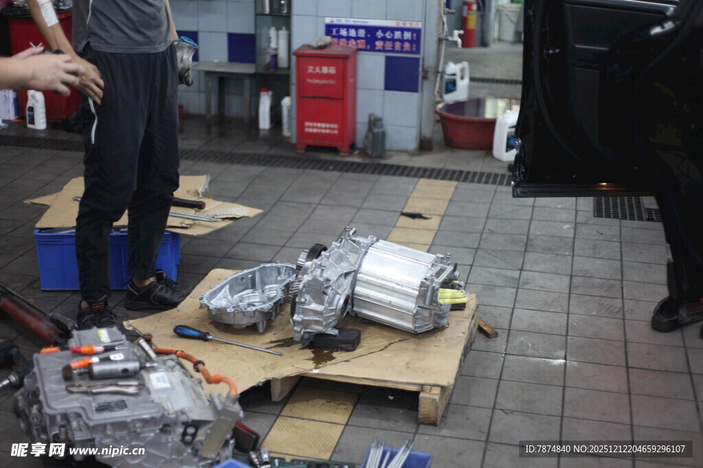 车间内的机械零件摆放