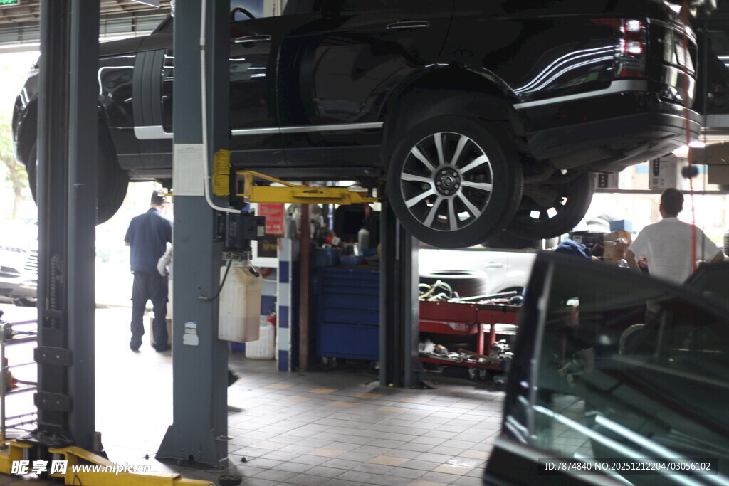 汽车维修车间作业场景