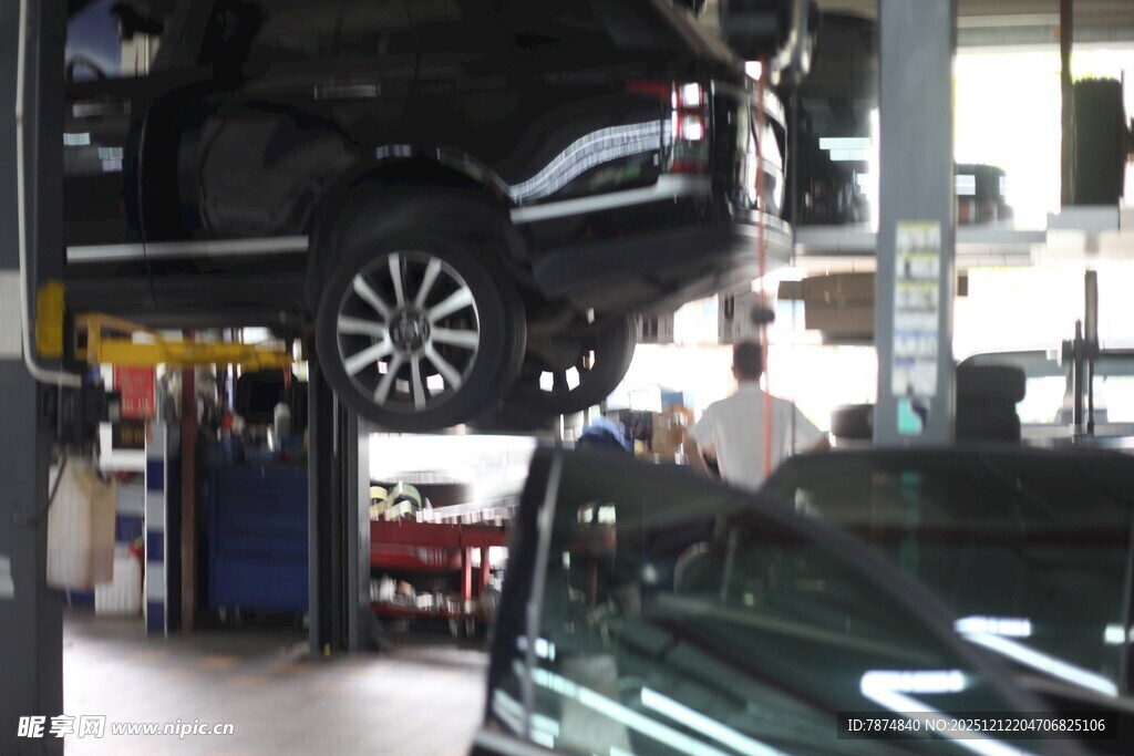 汽车在维修车间被举升