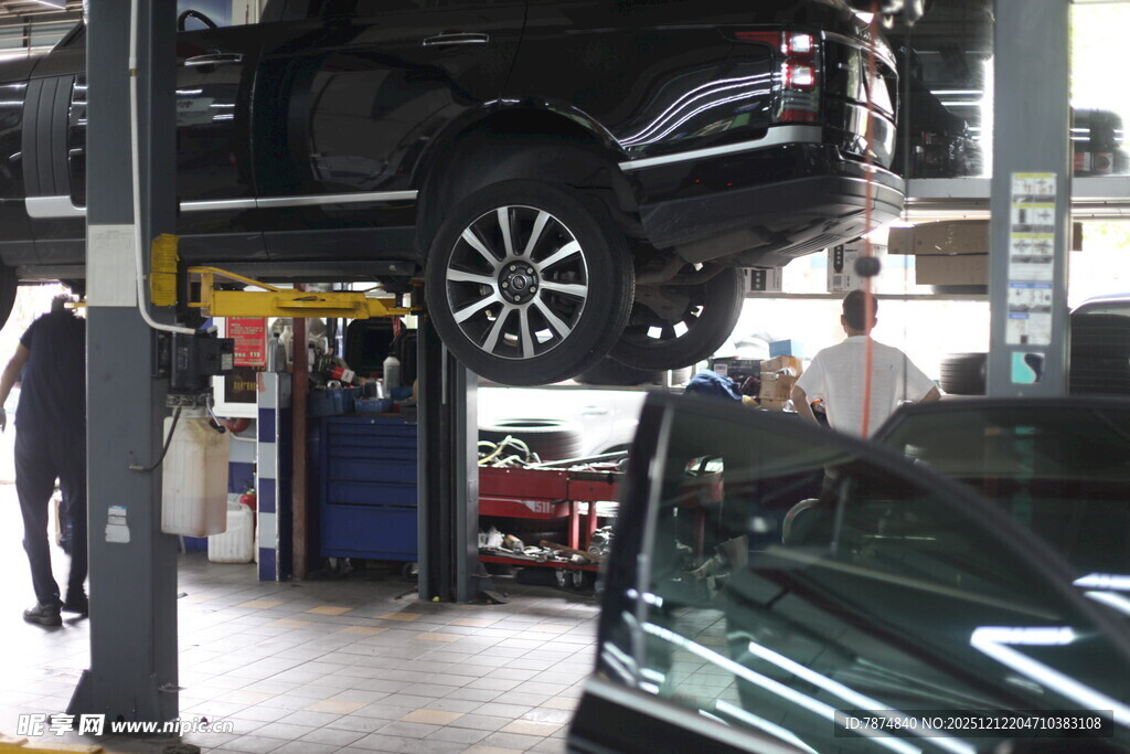 汽车维修车间作业场景