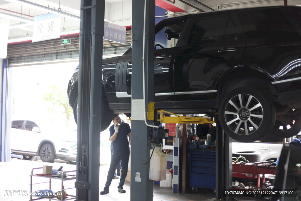 汽车维修车间作业场景