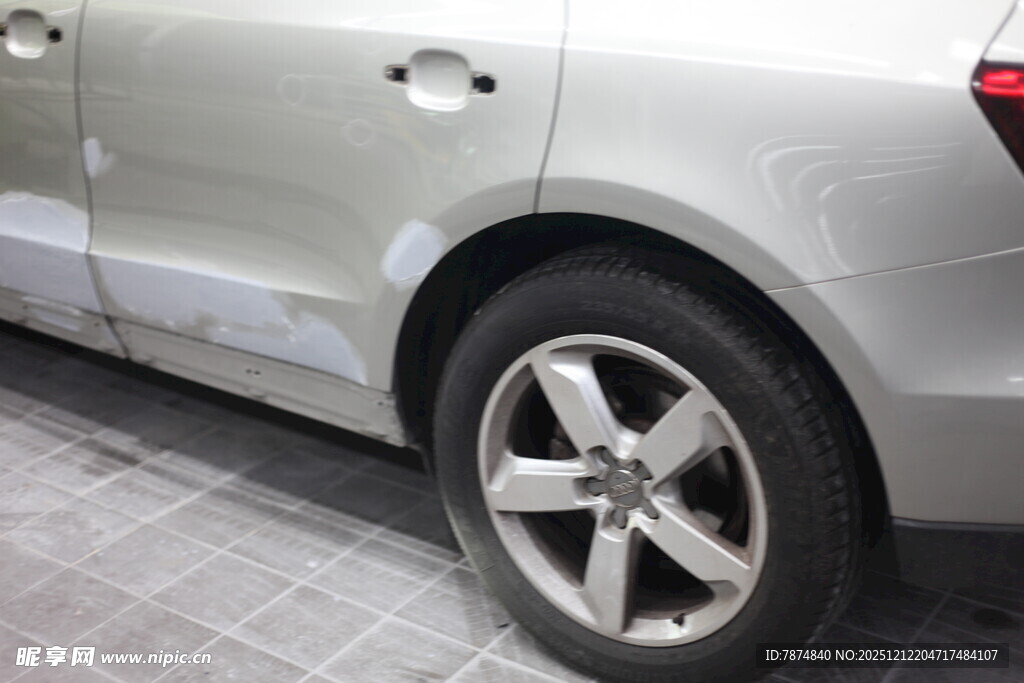 银色汽车局部特写