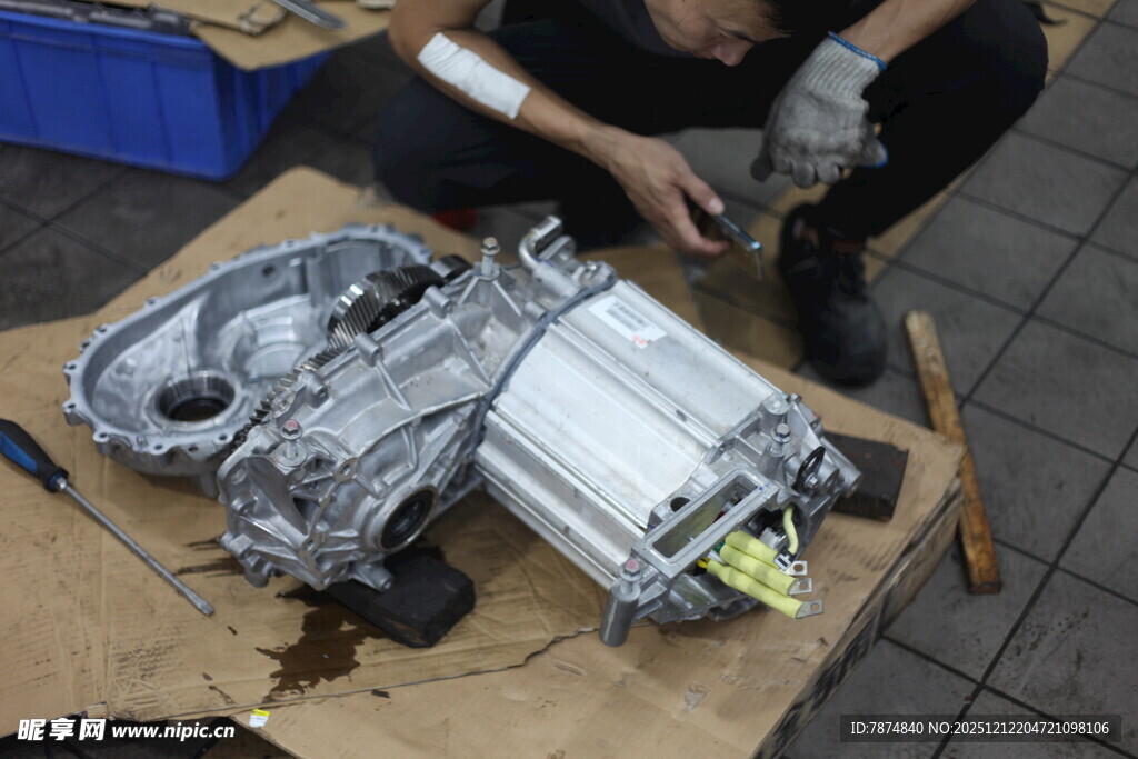 拆解中的汽车零部件