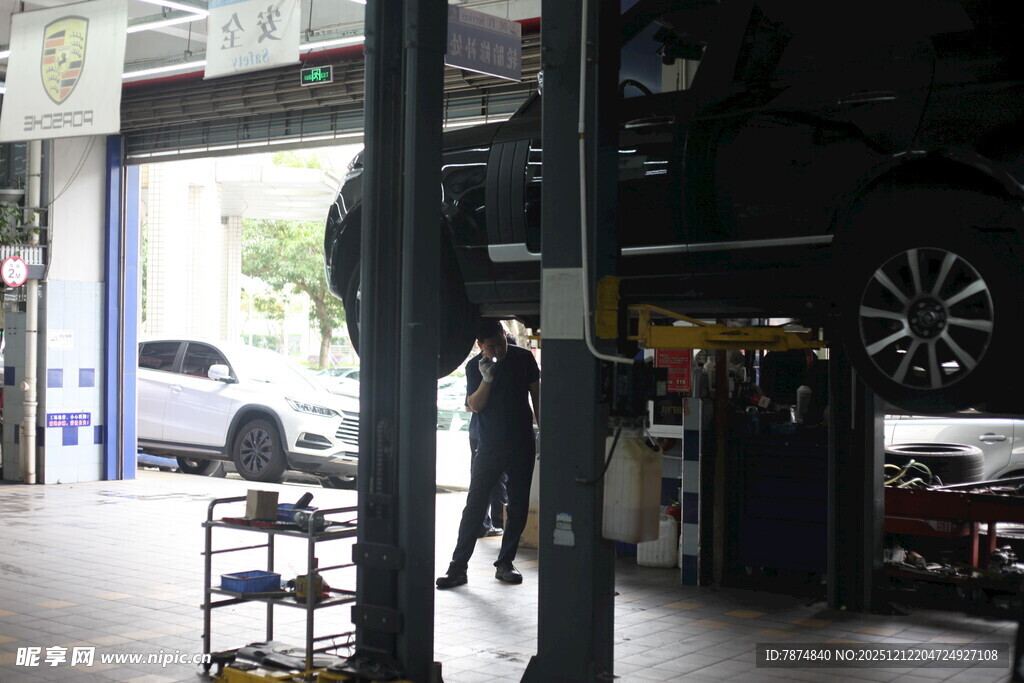 汽车维修车间内部场景