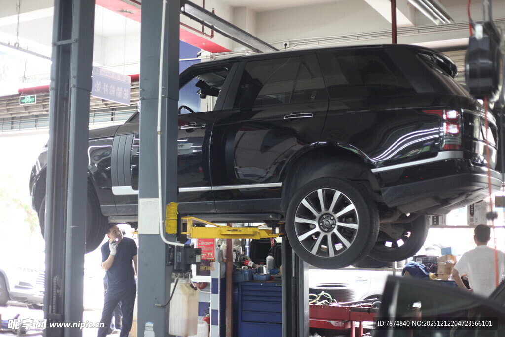 汽车维修中车辆被举升