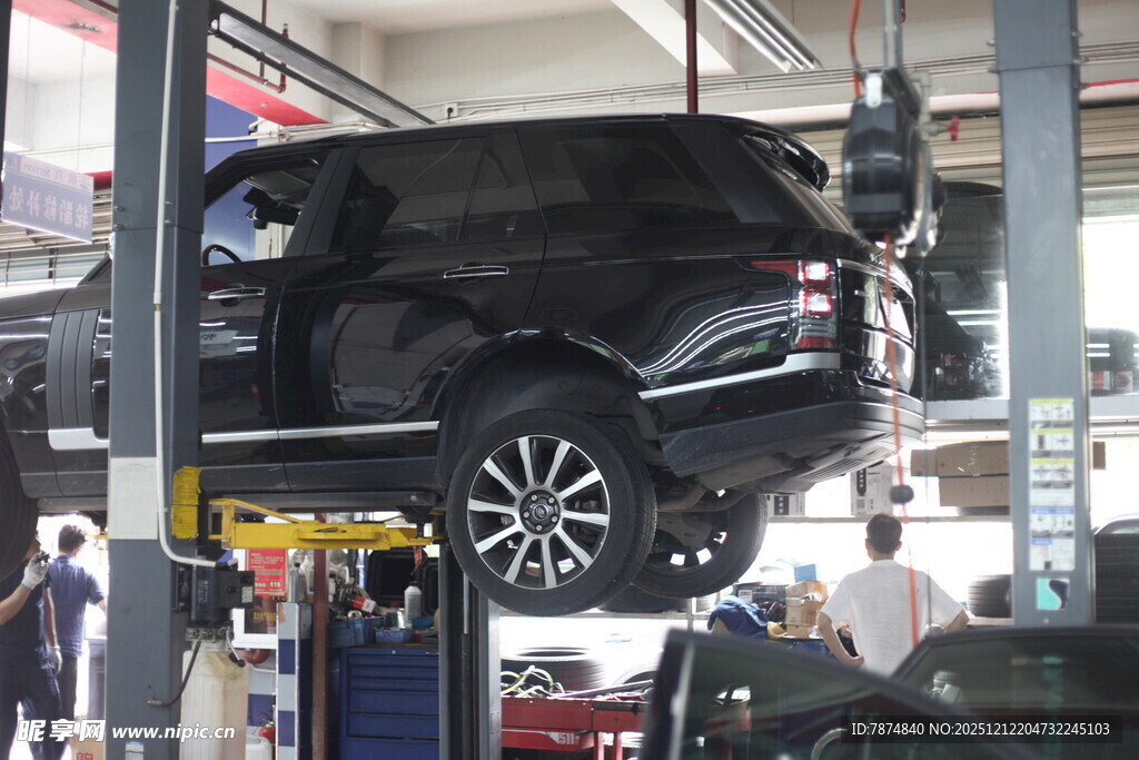 汽车维修中工人专注作业