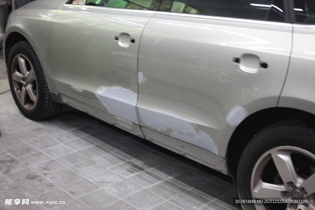 银色汽车侧面特写