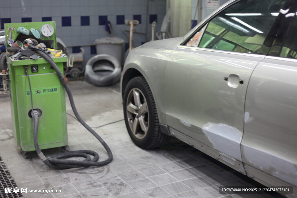 汽车维修车间的作业场景