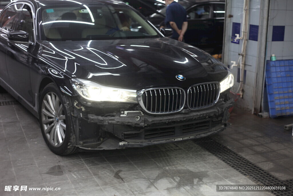 黑色宝马汽车维修场景