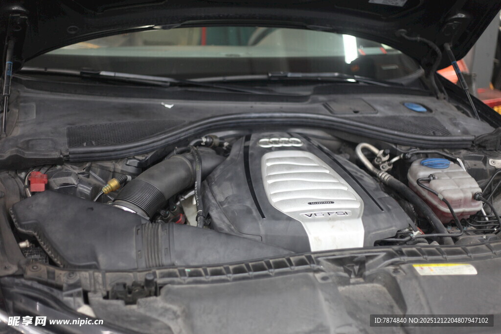 汽车发动机内部细节展示