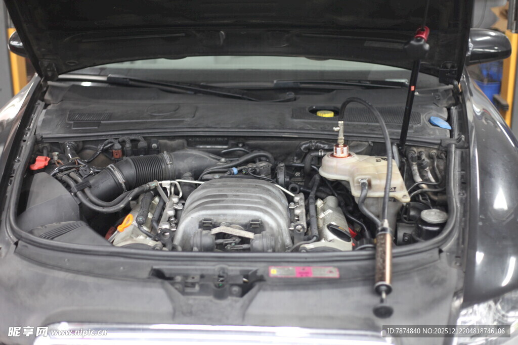 汽车发动机舱检修场景