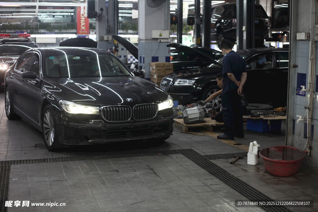 汽车在车间内进行维修