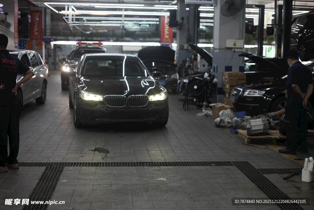 汽车在维修车间内检修