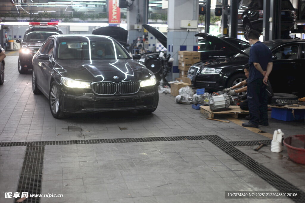 汽车维修车间内的车辆