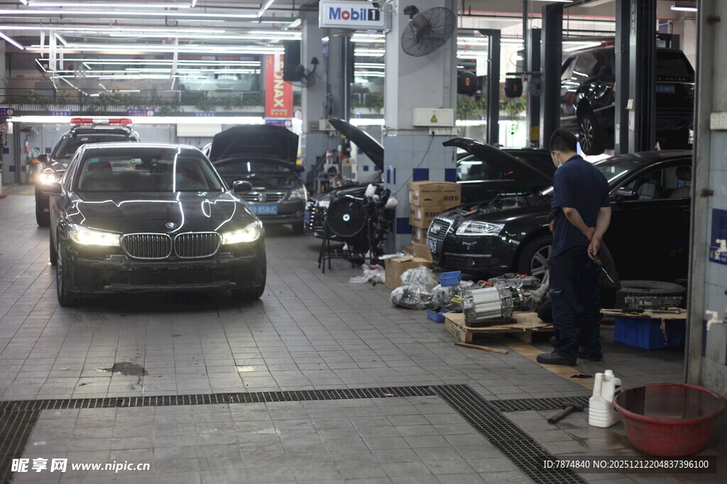 汽车维修车间内景